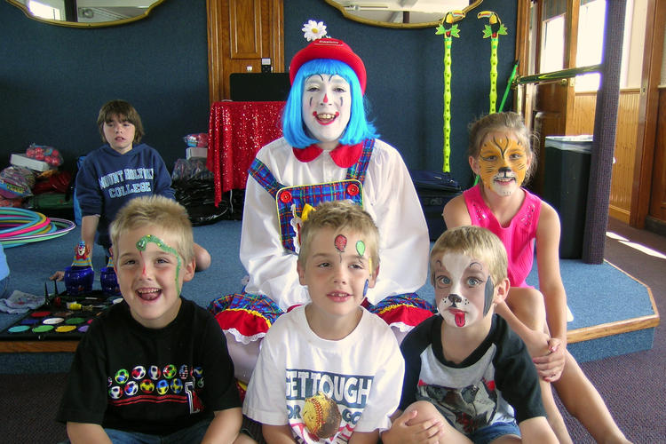 Kids with Simplicity the clown